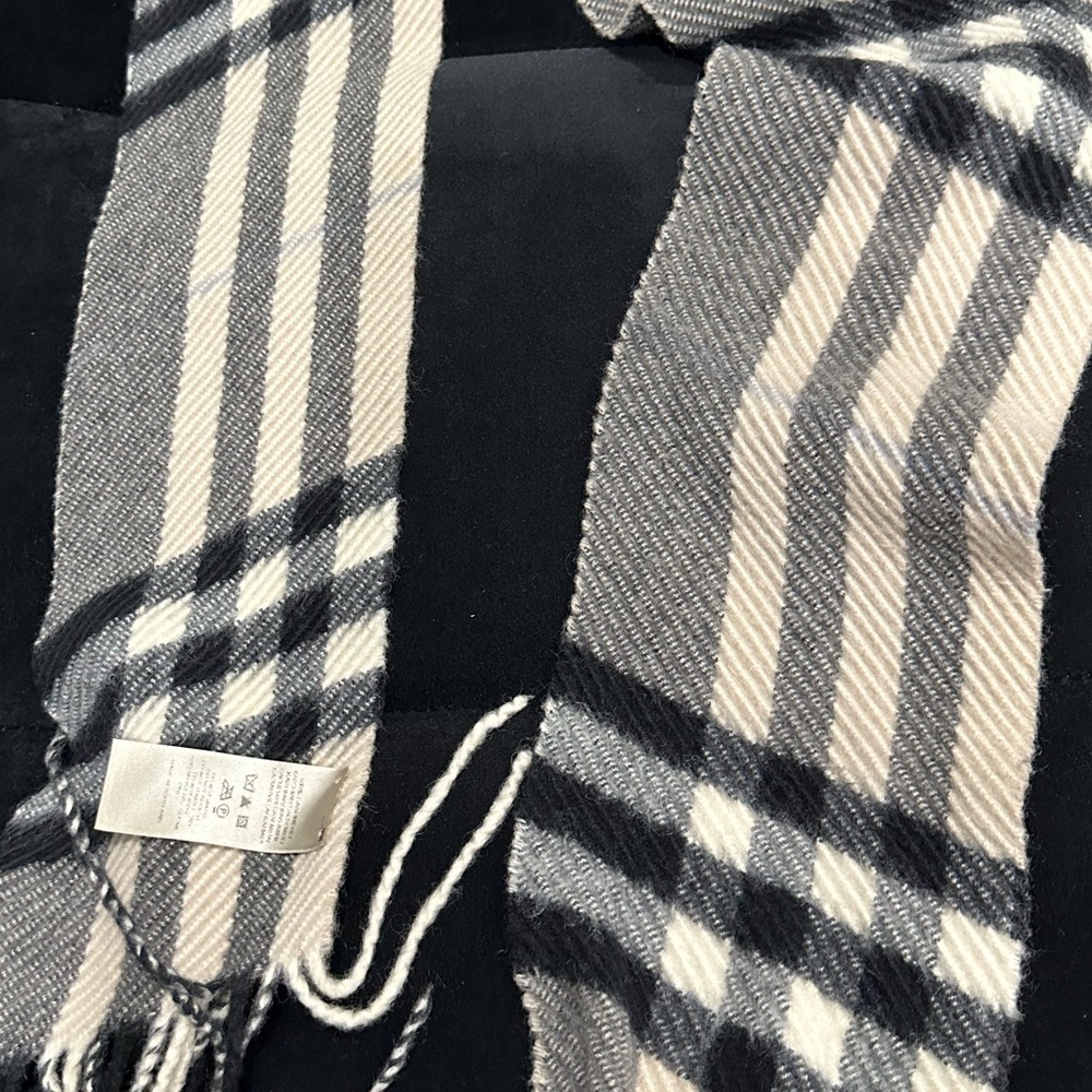 Burberry Cashemere Scarf - Picture 4 of 4